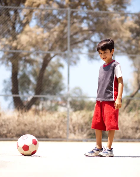 Jonge speler klaar om voetbal te spelen — Stockfoto
