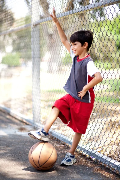 Sorrindo menino com seu basquete — Fotografia de Stock