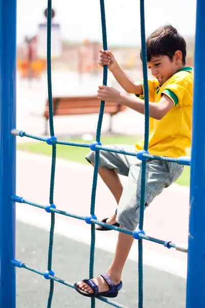 Ung pojke på playstructure — Stockfoto