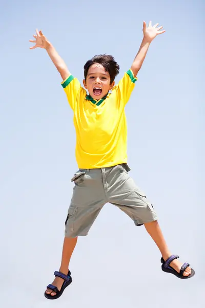 Slimme jongen springen hoog in de lucht — Stockfoto