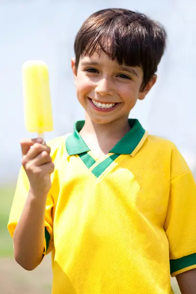 Улыбающийся ребенок держит мороженое — стоковое фото