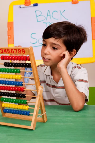 Uczeń rozwiązując zadanie matematyczne — Zdjęcie stockowe