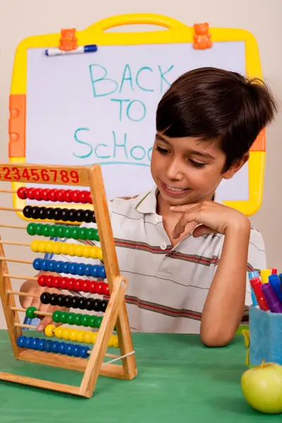 Ein Schüler löst eine Mathe-Aufgabe — Stockfoto