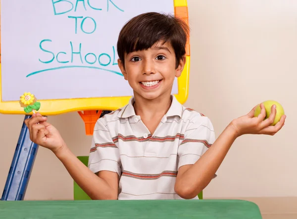 リンゴを保持している陽気な学校の男の子 — ストック写真