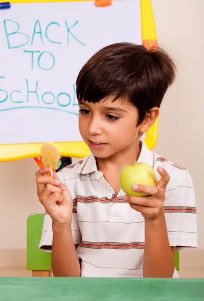 Молодой парень держит яблоко — стоковое фото