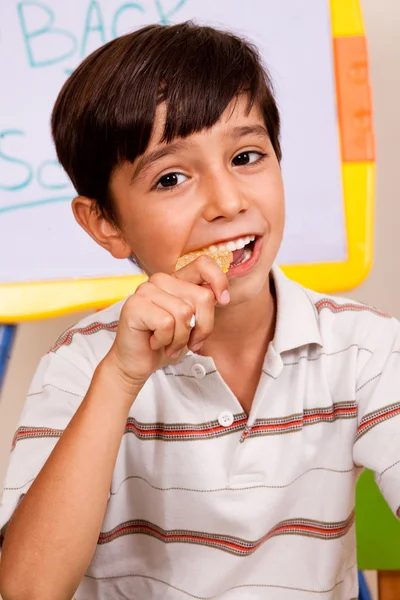 Scuola ragazzo godendo il suo pranzo pasto — Foto Stock