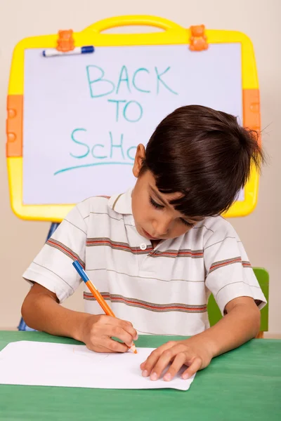Portrait d'un jeune garçon écrivant des notes — Photo