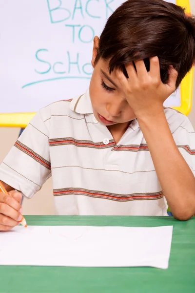 Kleine jongen heeft problemen met huiswerk — Stockfoto