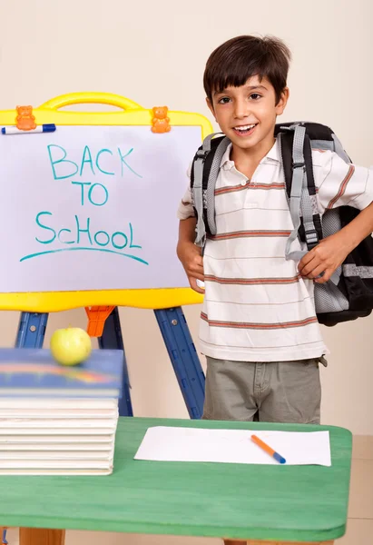 Школьник с книгами и рюкзаком — стоковое фото