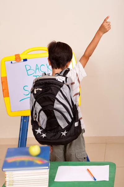 Achteraanzicht van een slimme school kind — Stockfoto