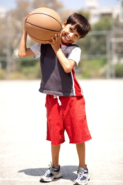 Chłopiec z koszykówki na ramionach — Zdjęcie stockowe