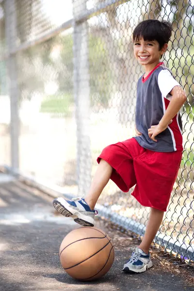 Lindo chico joven con baloncesto — Foto de Stock