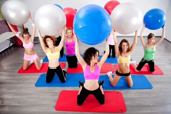 Grupa robi pilates w siłowni — Zdjęcie stockowe
