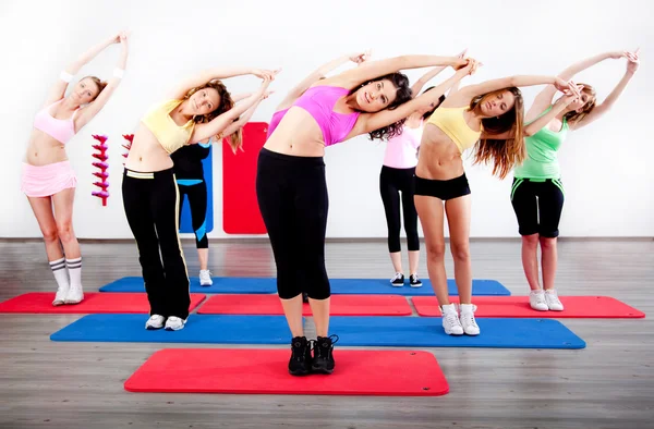 Alongamento feminino em aula de ginástica aeróbica — Fotografia de Stock
