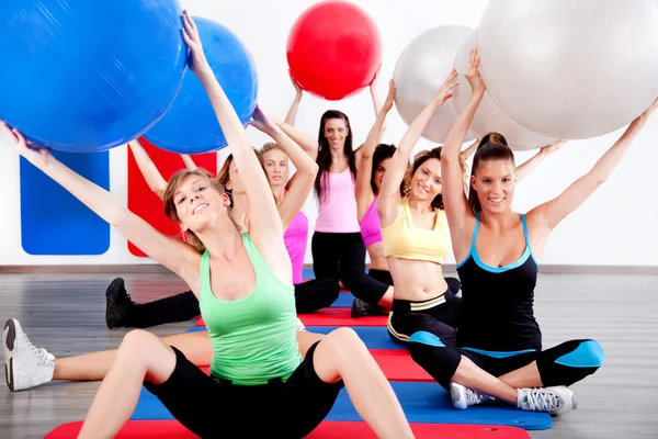 Haciendo ejercicio de estiramiento con bolas de fitness — Foto de Stock
