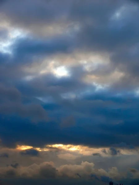 Wolken. Sonnenaufgang. Stadt. — Stockfoto