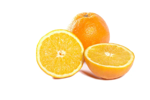 El corte y la naranja entera — Foto de Stock