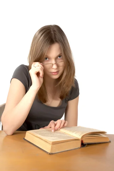 Το κορίτσι με τα γυαλιά να διαβάζει το βιβλίο — Φωτογραφία Αρχείου