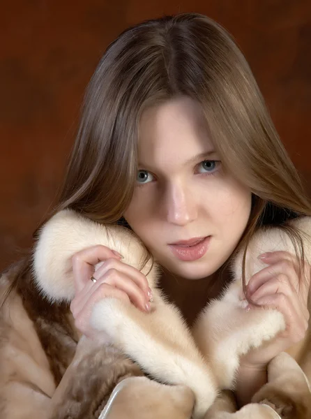 La chica con un abrigo de piel — Foto de Stock