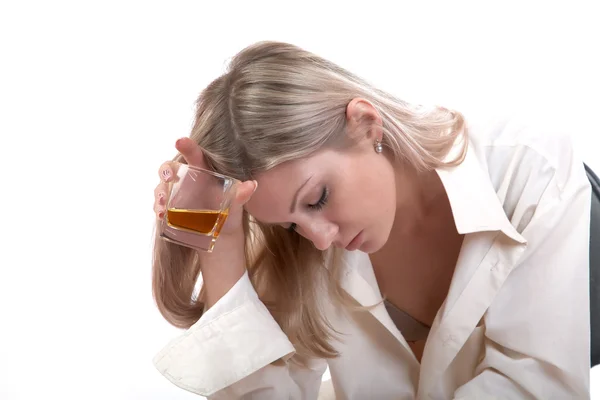La chica con un vaso de whisky —  Fotos de Stock