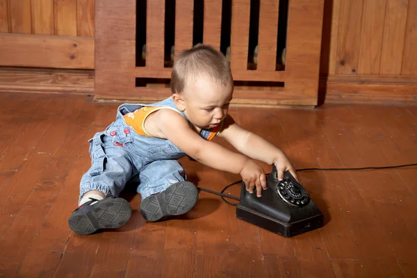 El niño pequeño toca el teléfono viejo — Foto de Stock