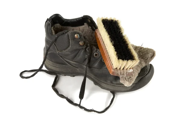 Bota vieja con cepillo de zapatos — Foto de Stock