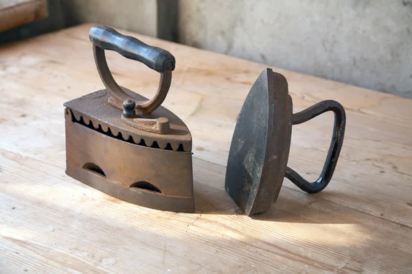 Dois ferros velhos em uma mesa — Fotografia de Stock