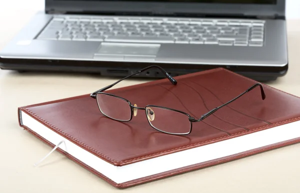 Óculos e caderno do organizador — Fotografia de Stock