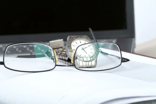 Διοργανωτής γυαλιά και σημειωματάριο — Φωτογραφία Αρχείου