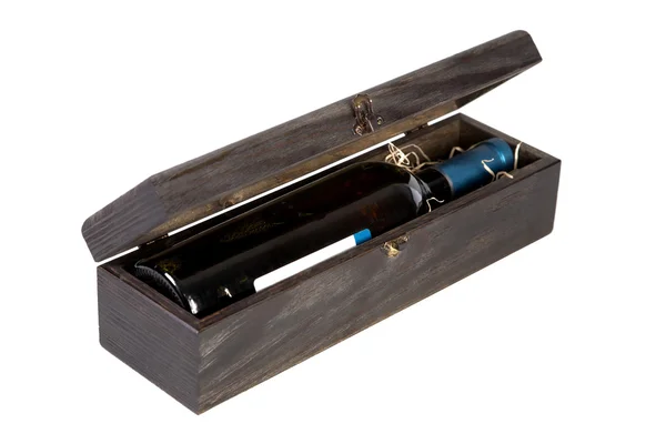 Деревянная коробка с бутылкой вина — стоковое фото