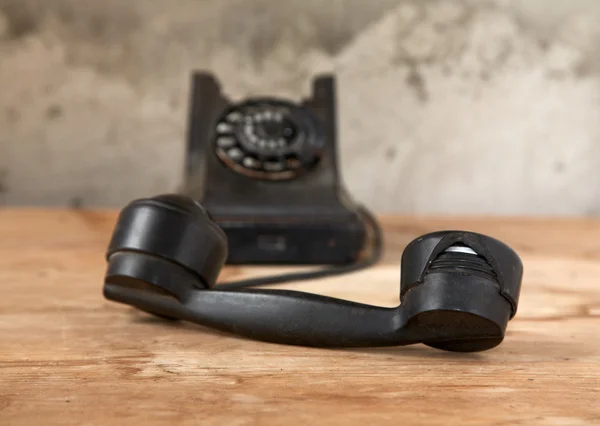 Telefone velho contra a parede de cimento — Fotografia de Stock
