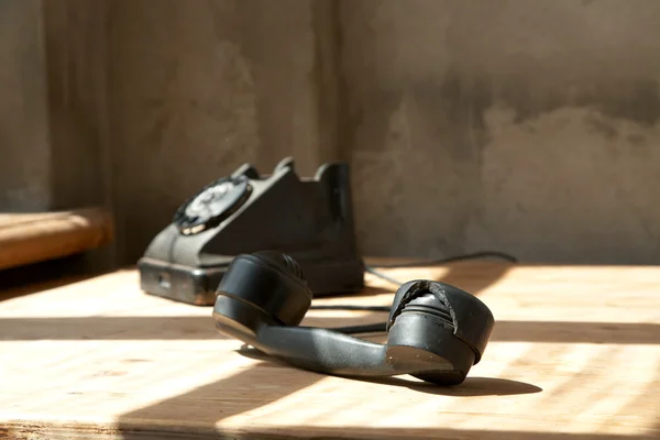Telefone velho em raios de sol em uma mesa — Fotografia de Stock
