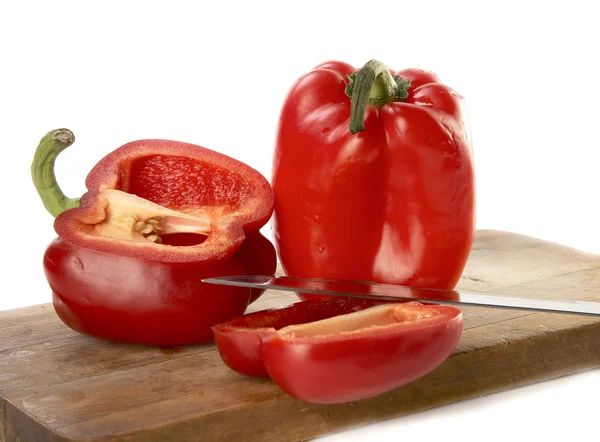 Paprika med en kniv — Stockfoto