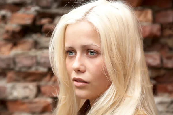 Portret dziewczyny blondynka o ścianę — Zdjęcie stockowe