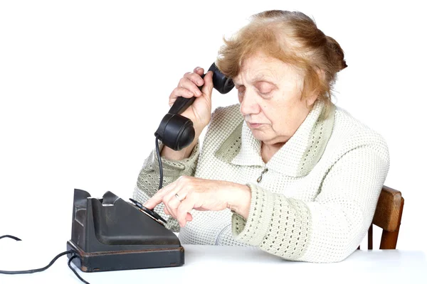Стара жінка набирає номер телефону — стокове фото