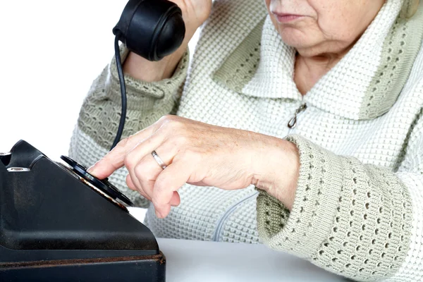 Stará žena vytočí číslo telefonu — Stock fotografie