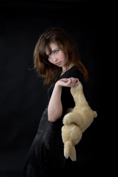 The sad girl holds toy hare — Stock Photo, Image
