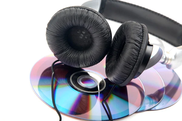 Наушники и компакт-диски — стоковое фото