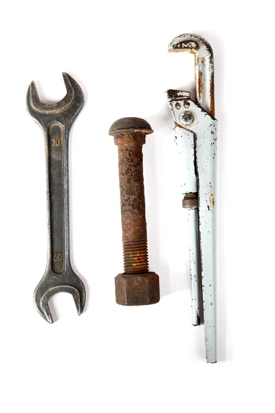 Регулируемый гаечный ключ, гаечный ключ и ржавый болт с гайкой — стоковое фото