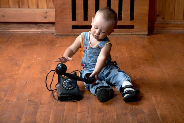 El niño pequeño toca el teléfono viejo — Foto de Stock