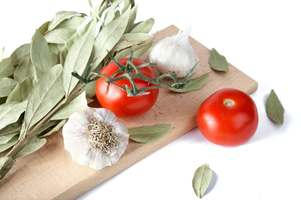 Tomaten knoflook en laurierblad takken — Stockfoto