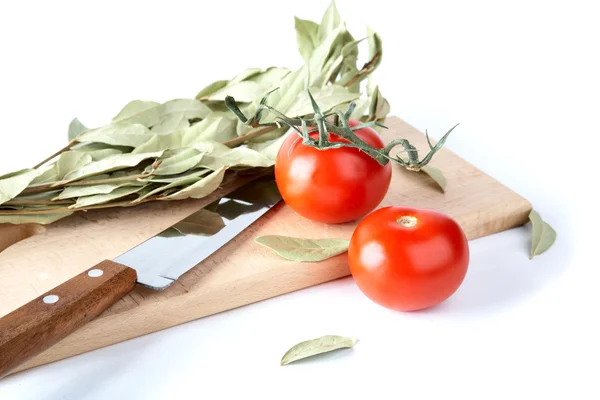 Pomidory i liść laurowy oddziałów — Zdjęcie stockowe
