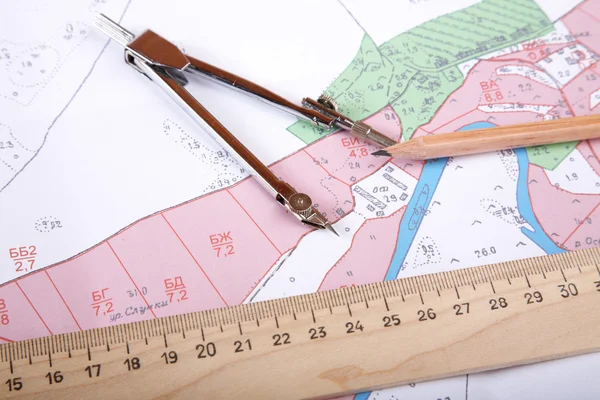 測定器とペンと地区の地形図 — ストック写真