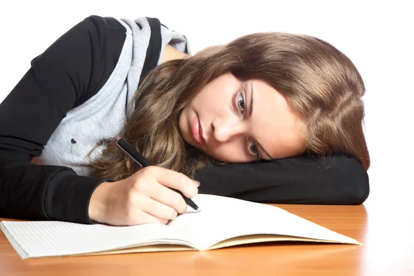 Dospívající dívka vypadá v psaní knihy — Stock fotografie