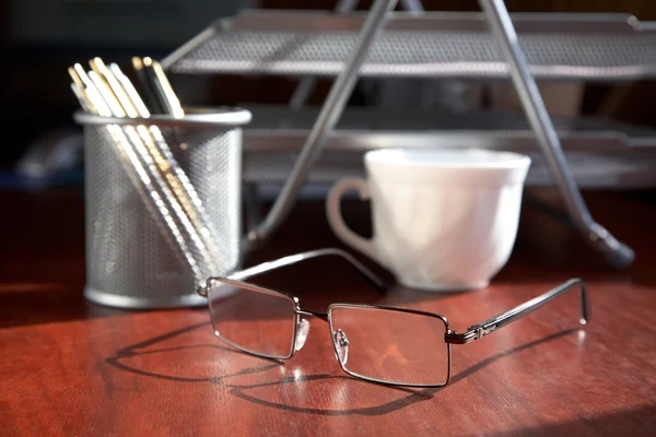 Натюрморт с точками чашки и офисные принадлежности — стоковое фото