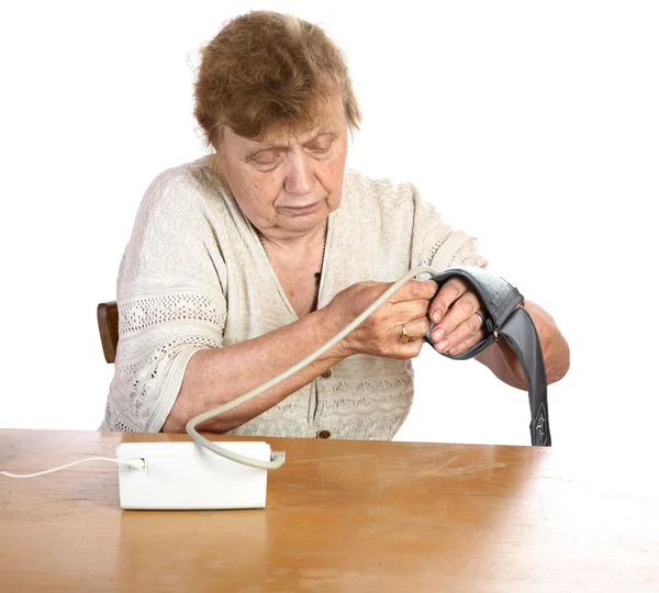 Stará žena měří arteriální tlak na — Stock fotografie