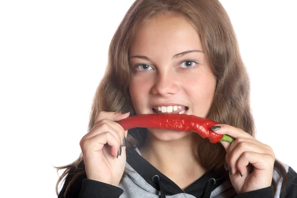 A menina-adolescente morde o pimentão quente — Fotografia de Stock