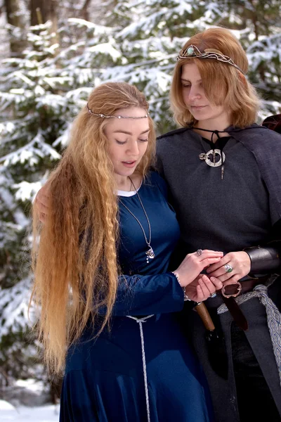 Дві жінки в зимовому лісі — стокове фото