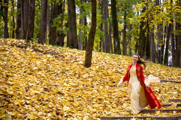 Senhora na floresta de outono — Fotografia de Stock