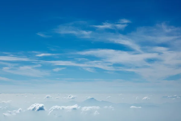 Горы в облаках. Кодайканаль, Тамилнад — стоковое фото